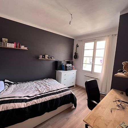Maison Dans Les Rues Pietonnes Du Vieux อิแยร์ ภายนอก รูปภาพ