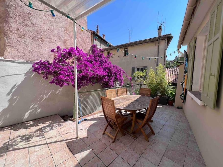 Maison Dans Les Rues Pietonnes Du Vieux อิแยร์ ภายนอก รูปภาพ