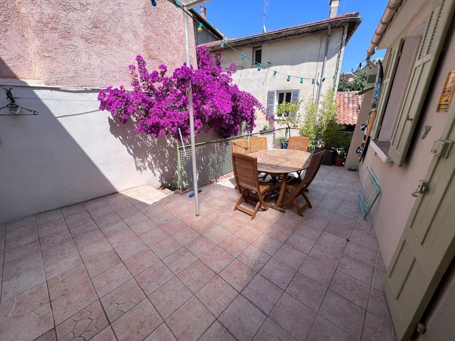 Maison Dans Les Rues Pietonnes Du Vieux อิแยร์ ภายนอก รูปภาพ
