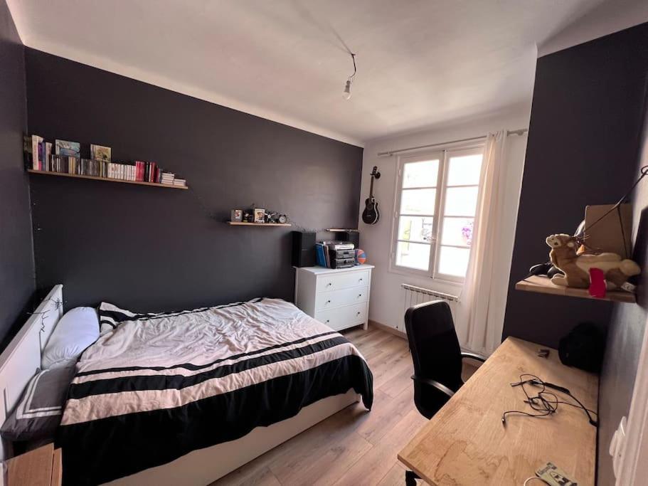 Maison Dans Les Rues Pietonnes Du Vieux อิแยร์ ภายนอก รูปภาพ